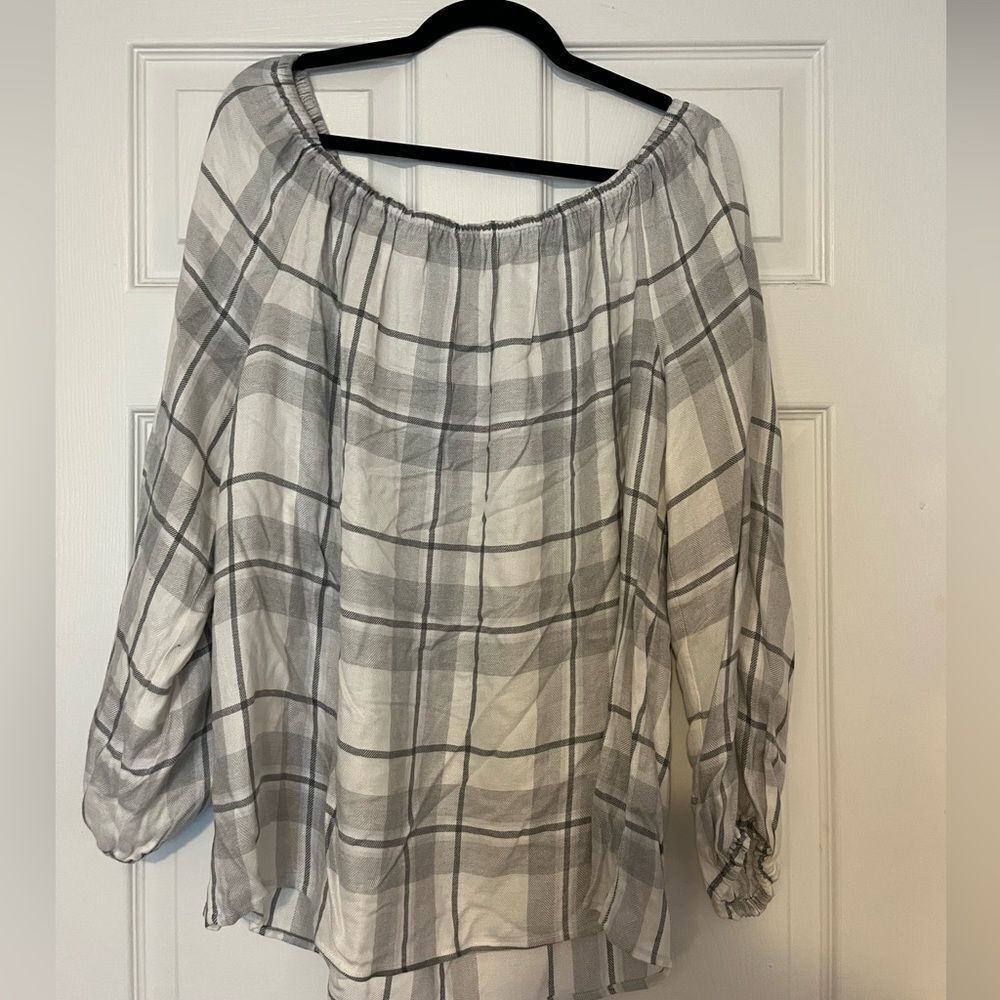 Nordstrom, off the shoulder shirt. Size Large